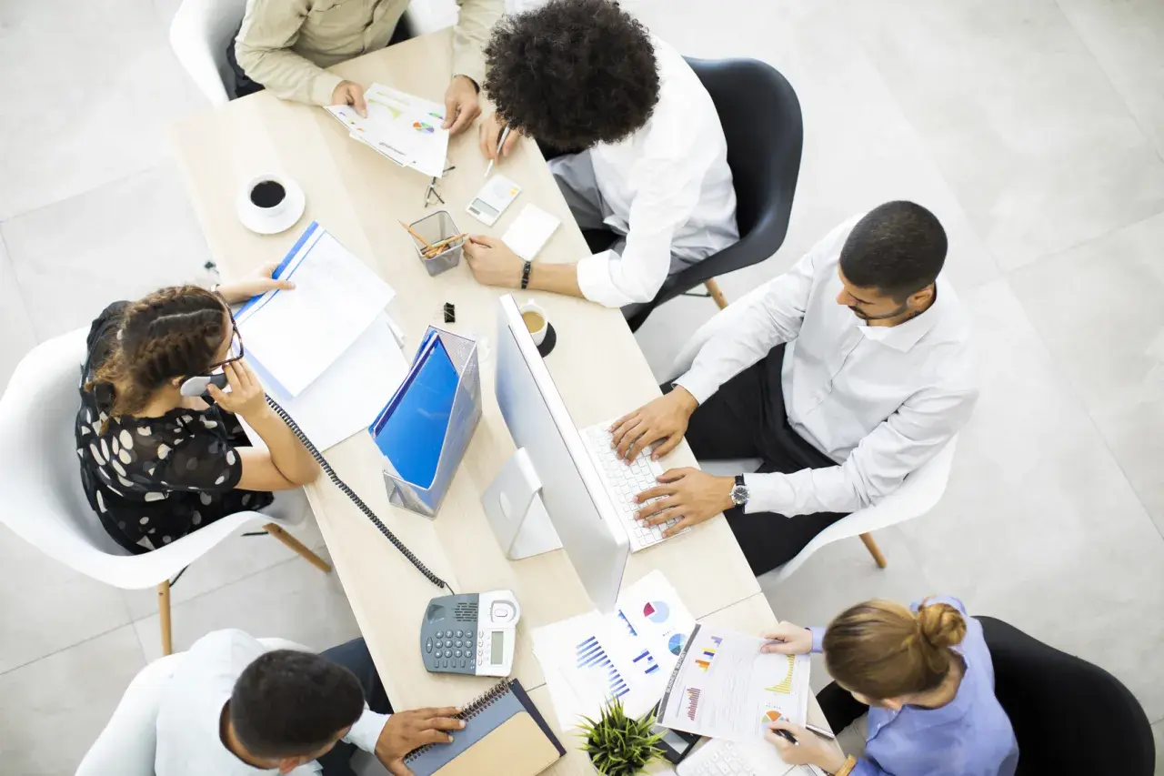 Team di lavoro discute strategie in ufficio, un articolo per il blog HR.