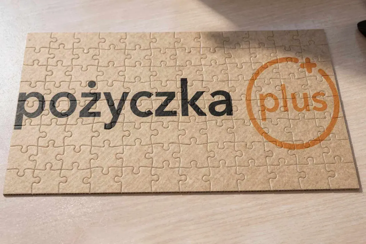 Puzzle z napisem "pożyczka plus". Każdy element układanki tworzy całość, tak jak raty tworzą spłatę pożyczki.