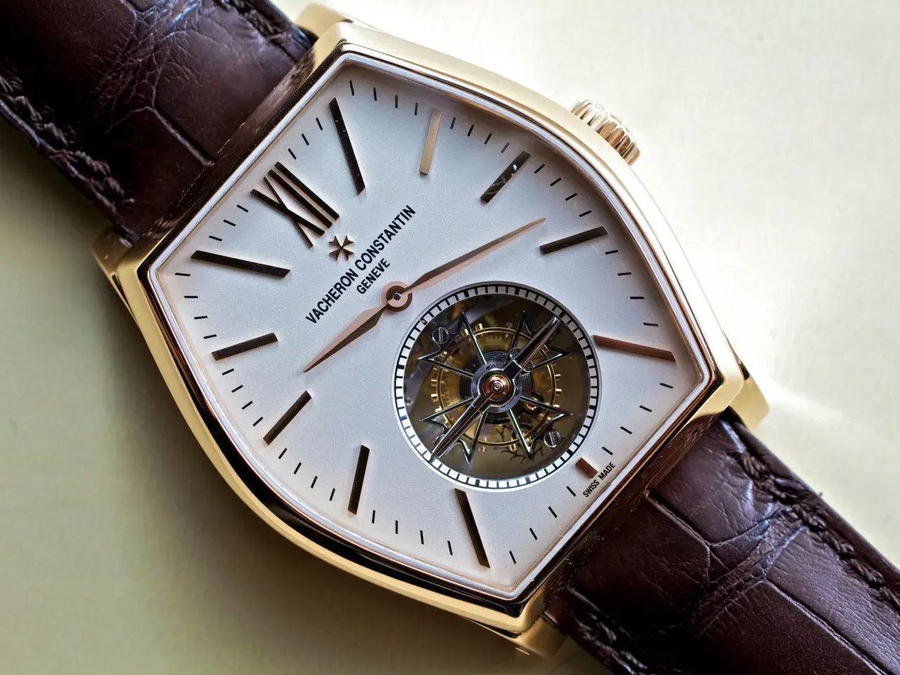 Reloj Vacheron Constantin con tourbillon que es una maravilla de la relojería, caja dorada y correa de piel marrón.