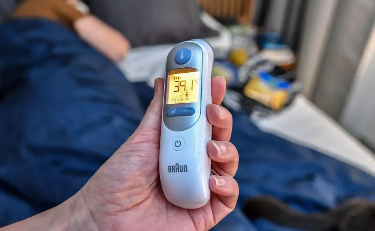Termometer visar 39.1 grader. Ett barn med 40 graders feber utan andra symtom kan vara oroväckande.