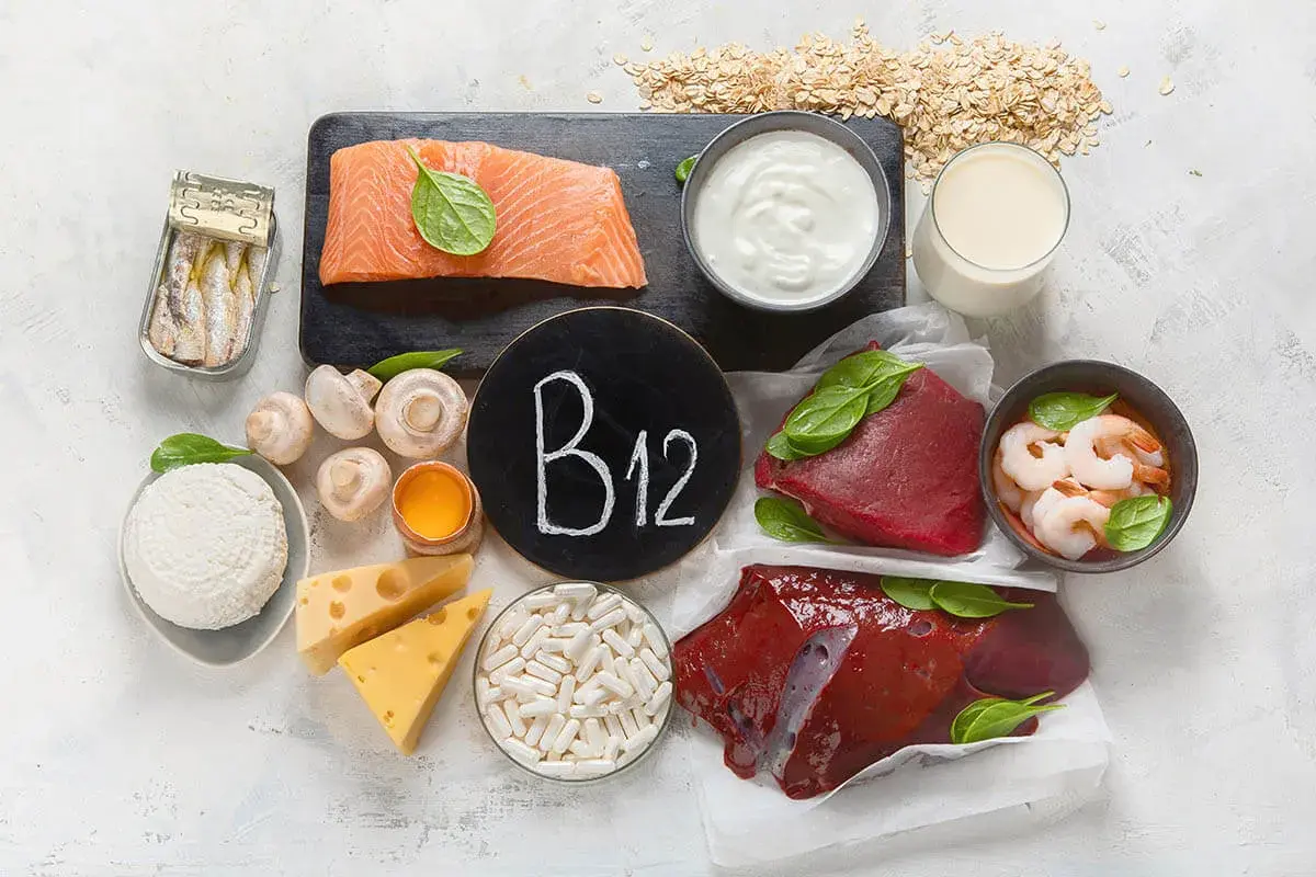 Vielfältige vitamin b12 lebensmittel: Lachs, Sardinen, Rindfleisch, Leber, Garnelen, Eier, Milchprodukte, Pilze und Haferflocken.