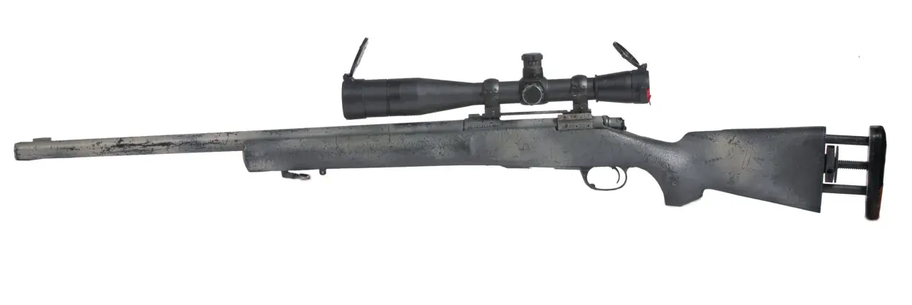 Fusil de précision Remington M24 avec lunette, prêt pour une mission.
