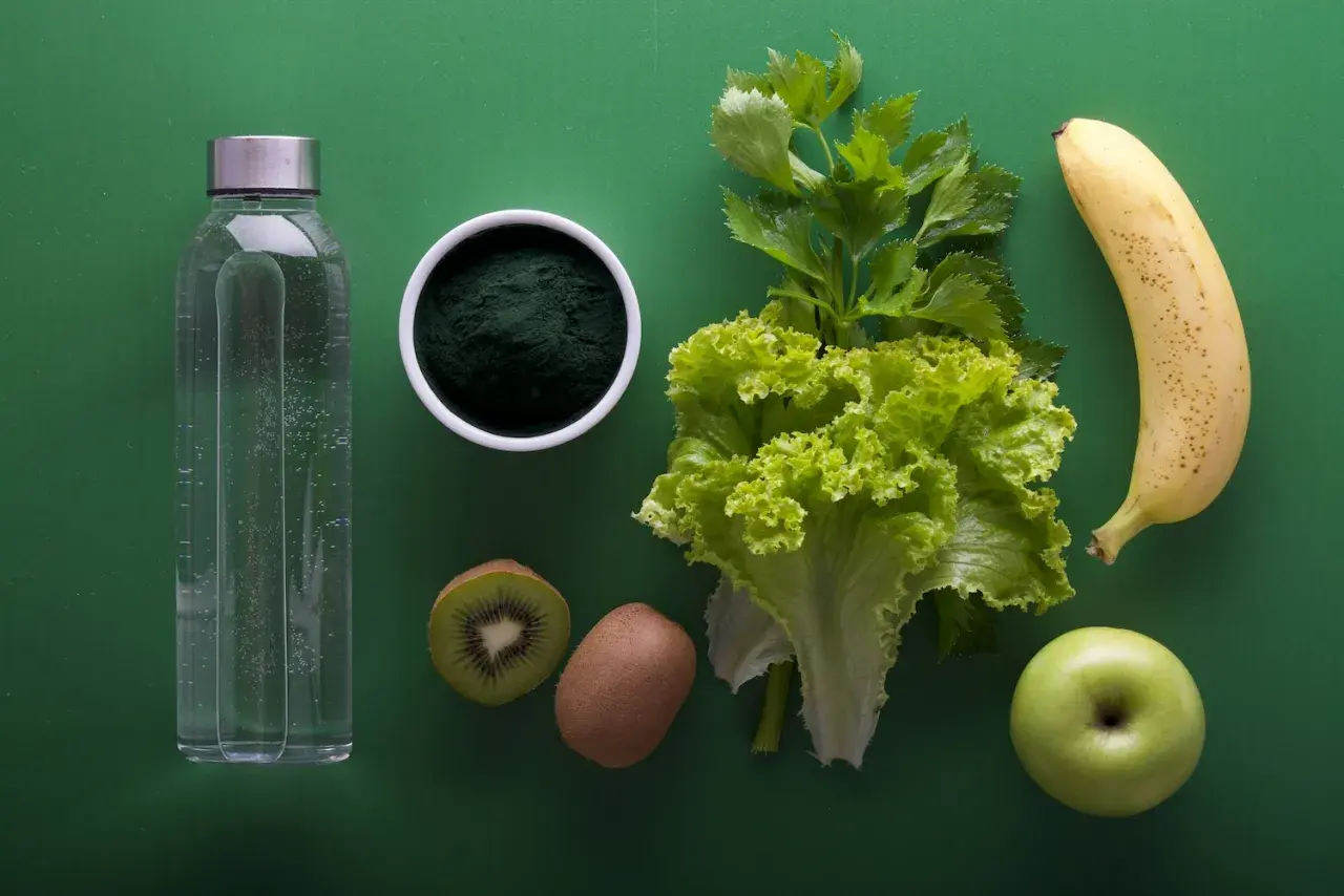 Woda, spirulina, kiwi, sałata, banan i jabłko – składniki na zdrowy koktajl, który pomoże Ci pozbyć się wody z organizmu.