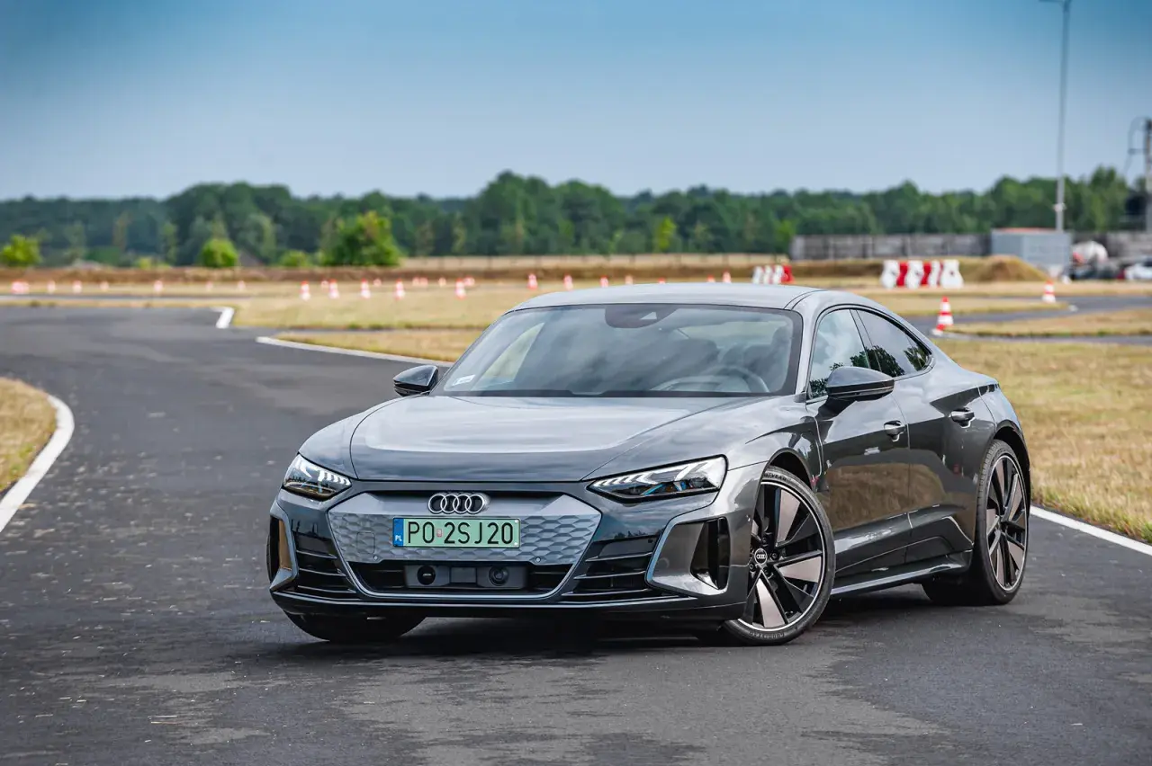 Szary Audi e-tron GT na torze wyścigowym, gotowy do jazdy.