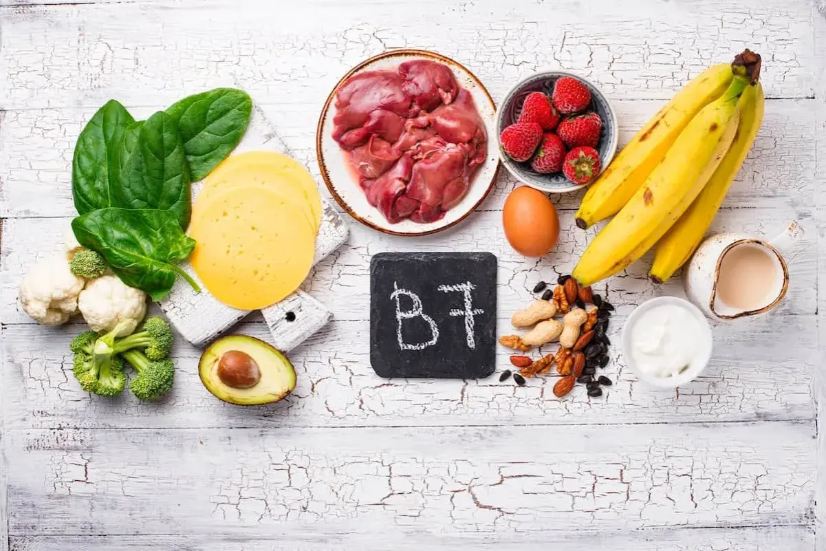 Biotyna (B7) w produktach takich jak wątróbka, jajka, orzechy, banany, szpinak, awokado, ser, truskawki, brokuły, kalafior, jogurt i mleko.