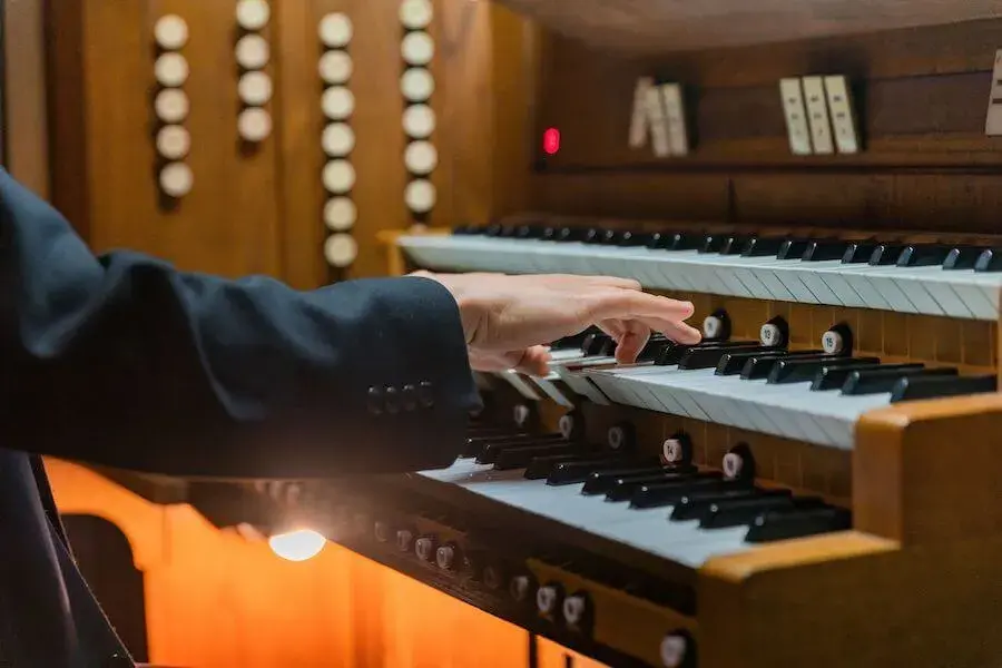 Ile kosztuje organista na ślub? Poznaj ceny i ważne czynniki
