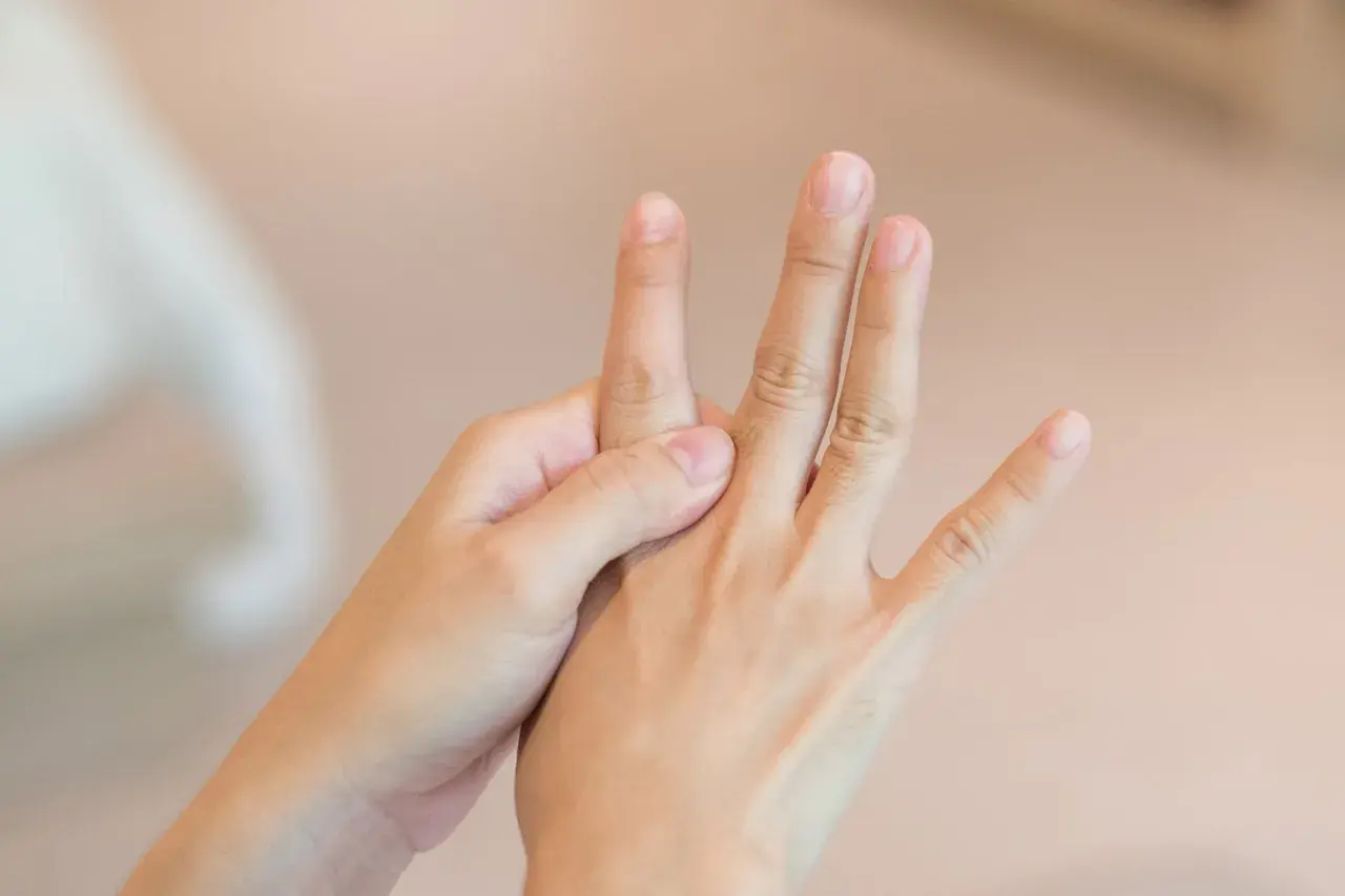Mani che si massaggiano per alleviare i sintomi della neuropatia alle mani.