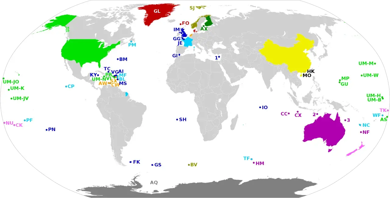 Mapa świata z zaznaczonymi punktami. Wśród nich państwa w Polinezji, jak np. wyspy oznaczone jako PF, PN, NU, CK.