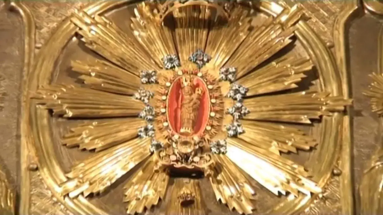 Okładka książki z obrazem Matki Bożej Bolesnej i kościołem w tle.