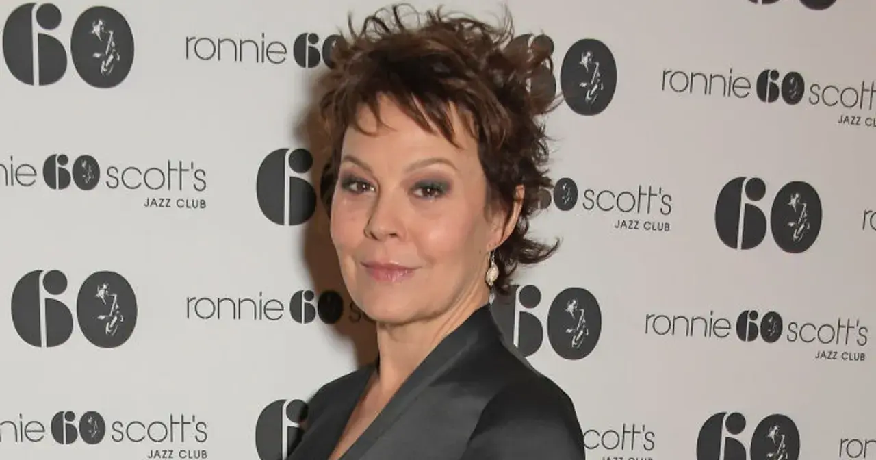 Helen McCrory, znana z filmów i seriali, na tle logo Ronnie Scott's Jazz Club.