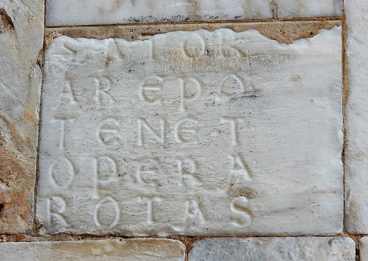 Incisione su marmo con il palindromo Sator Arepo Tenet Opera Rotas, un antico enigma che sfida il tempo.