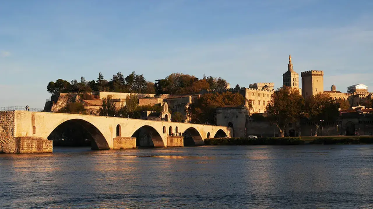 Słynny most Saint-Bénézet i Pałac Papieski w Awinionie, piękne miasto nad Rodanem, w blasku zachodzącego słońca.