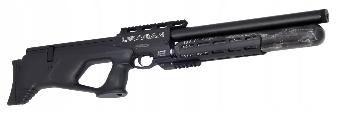 Czarny pistolet pneumatyczny z napisem "URAGAN". Posiada karbowany chwyt i lufę z włókna węglowego.