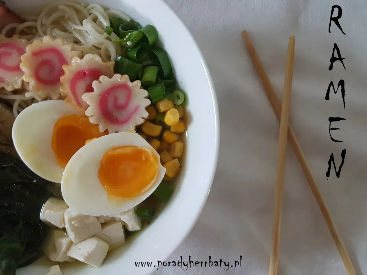 Miseczka ramenu z jajkiem, kukurydzą, tofu i narutomaki.