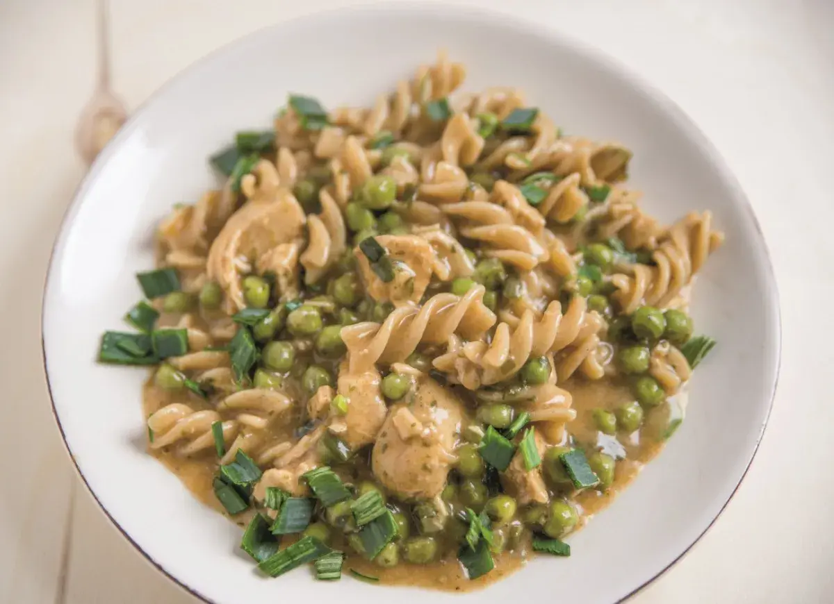 Makaron fusilli z kurczakiem, groszkiem i szczypiorkiem w sosie.