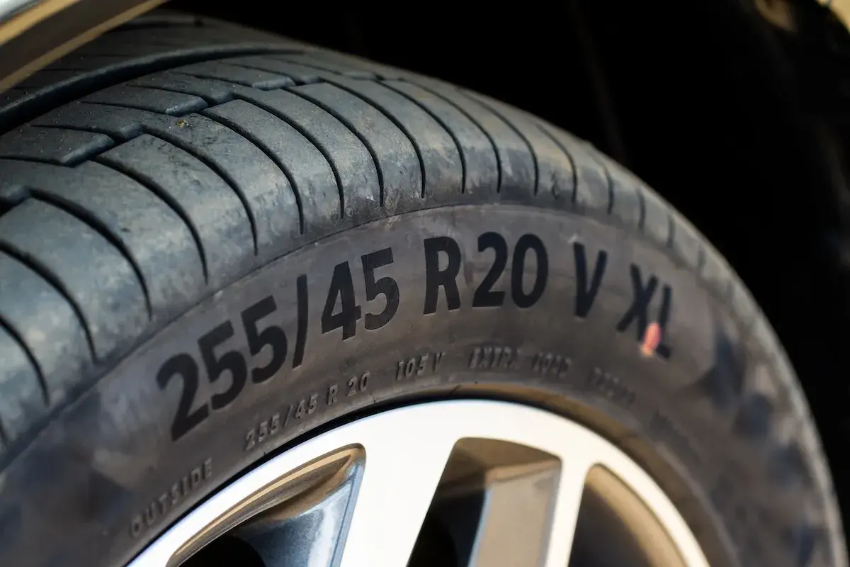 Opona z oznaczeniem 255/45 R20 V XL. XL oznacza "Extra Load", czyli wzmocnioną konstrukcję opony.