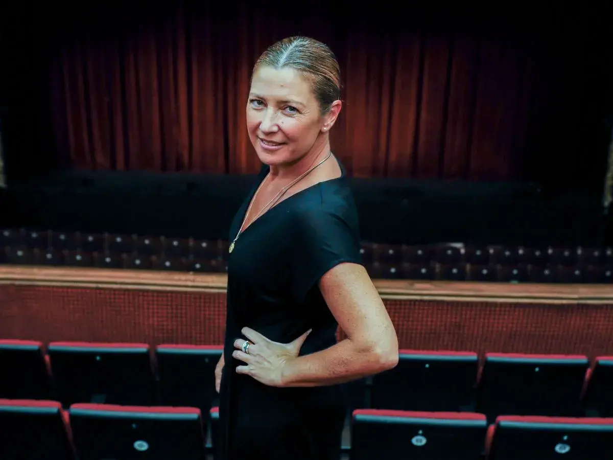 Sara Baras, con su edad, posa con elegancia en un teatro, lista para deslumbrar.