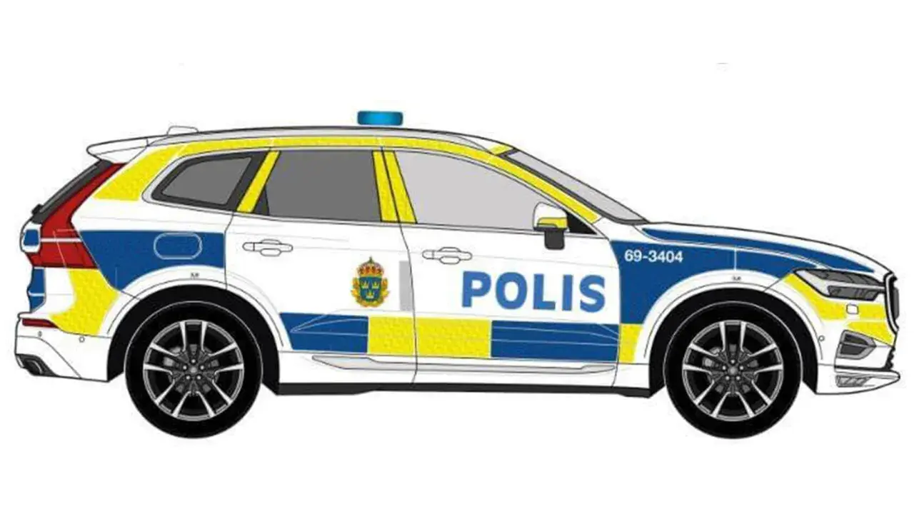 Svensk polisbil, en Volvo XC60 med blå och gula detaljer, redo att rycka ut.