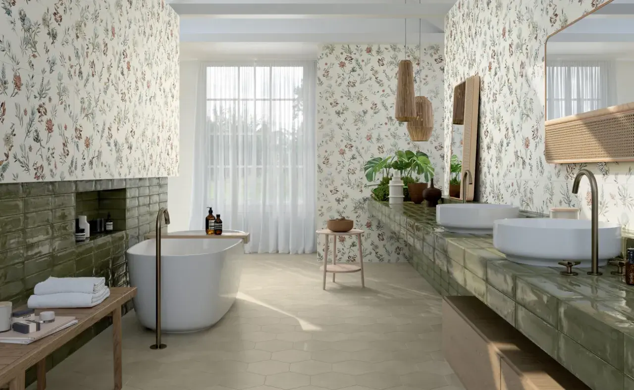 Bagno moderno con carta da parati floreale e piastrelle bagno ultime tendenze color verde lucido. Vasca freestanding e doppio lavabo.