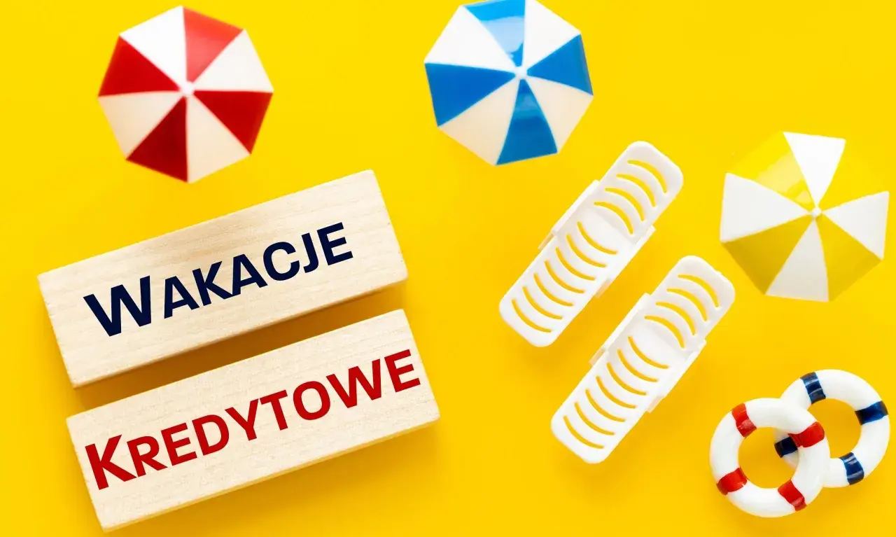 Drewniane klocki z napisem "WAKACJE KREDYTOWE" na tle letnich akcesoriów. Planujesz wakacje kredytowe 2026?
