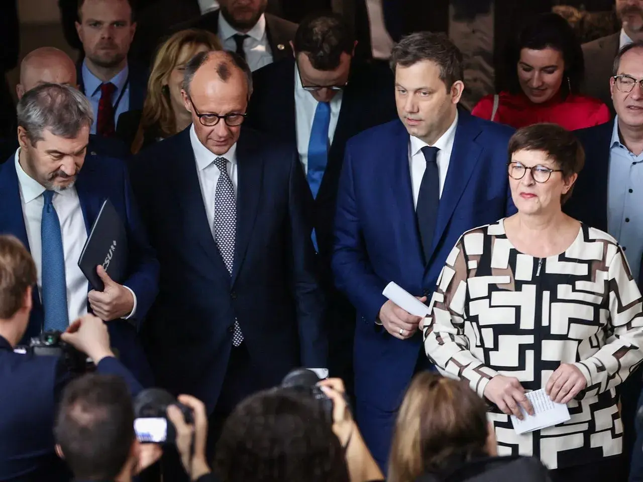 Politiker der CDU und SPD im Gespräch. Mögliche Koalition wird diskutiert.