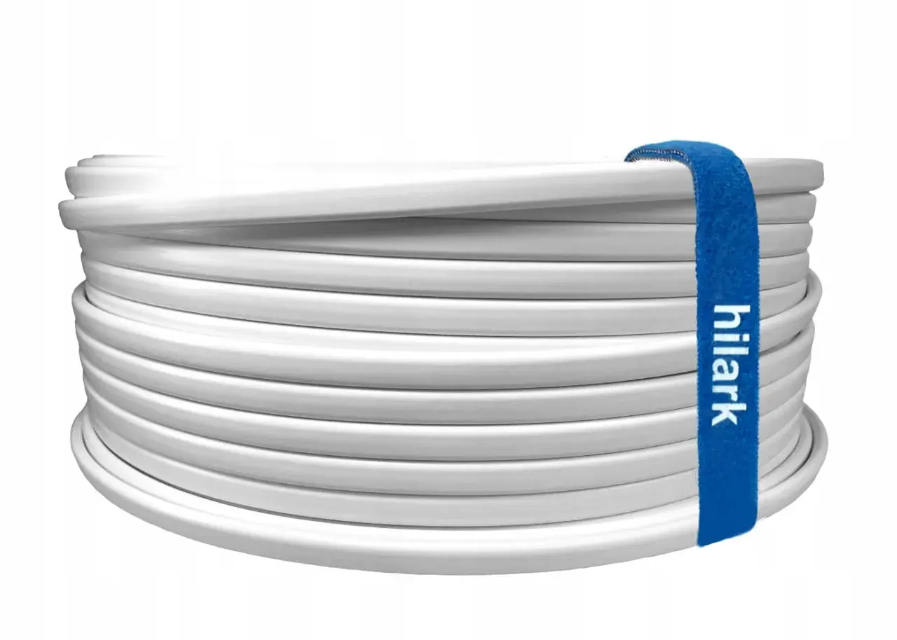 Biały ydyp zwinięty w krąg, zabezpieczony niebieską opaską z logo "hilark".