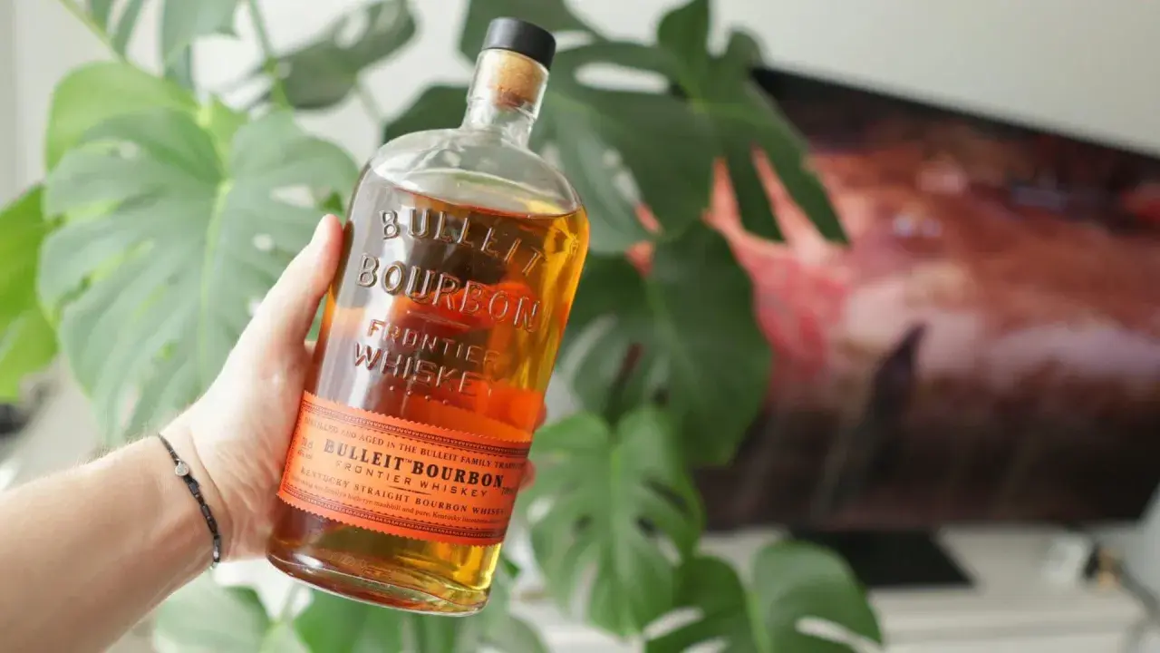 Bulleit Bourbon, choć z Kentucky, inspiruje pytania o inne regiony produkcji whisky w USA.