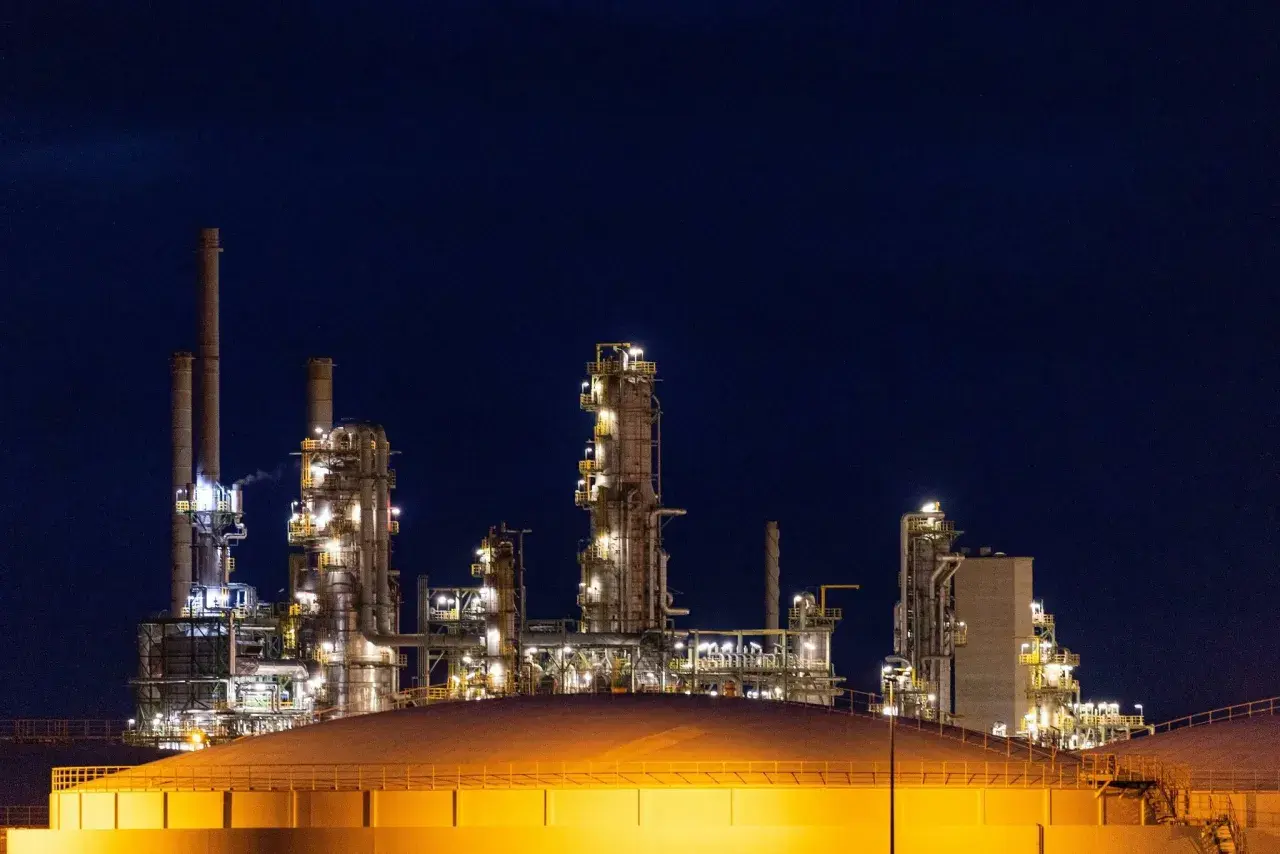 Industriekomplex bei Nacht, beleuchtet. Ein Symbol für Energie und den iShares Oil & Gas Exploration & Production UCITS ETF.