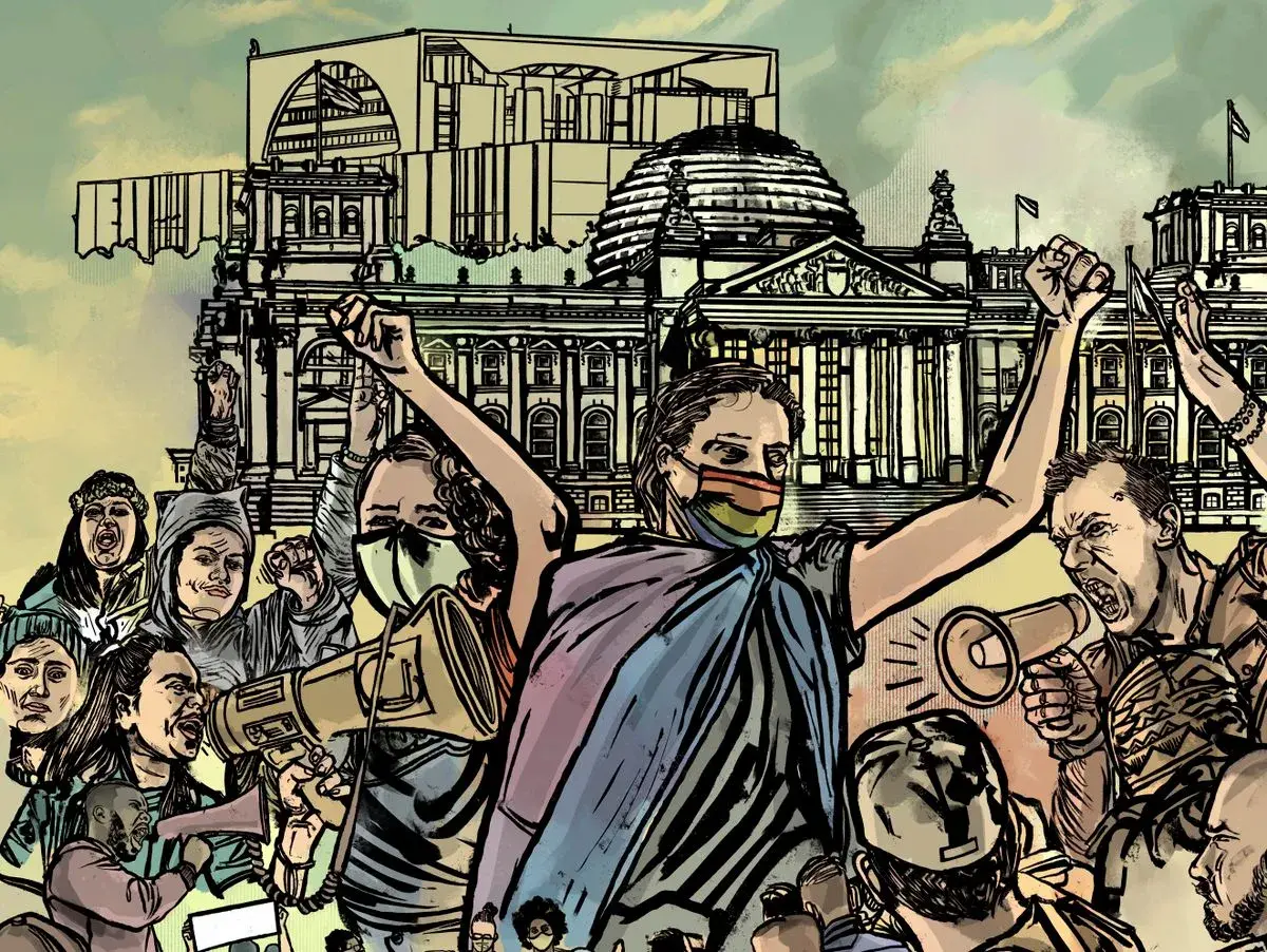 Menschen mit erhobenen Fäusten und Megafonen protestieren vor einem Gebäude. Eine Person trägt eine Maske mit Regenbogenfarben, ein Zeichen für die woke Bewegung.