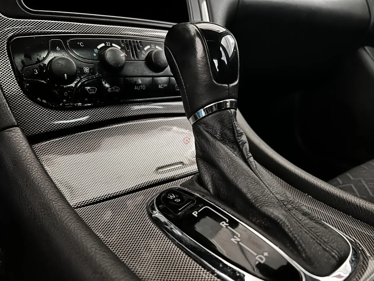 Palanca de cambios de un Mercedes C 200 CDI, con selector de modos (W/S) y marchas (P/R/N/D+). Posibles problemas en la transmisión.
