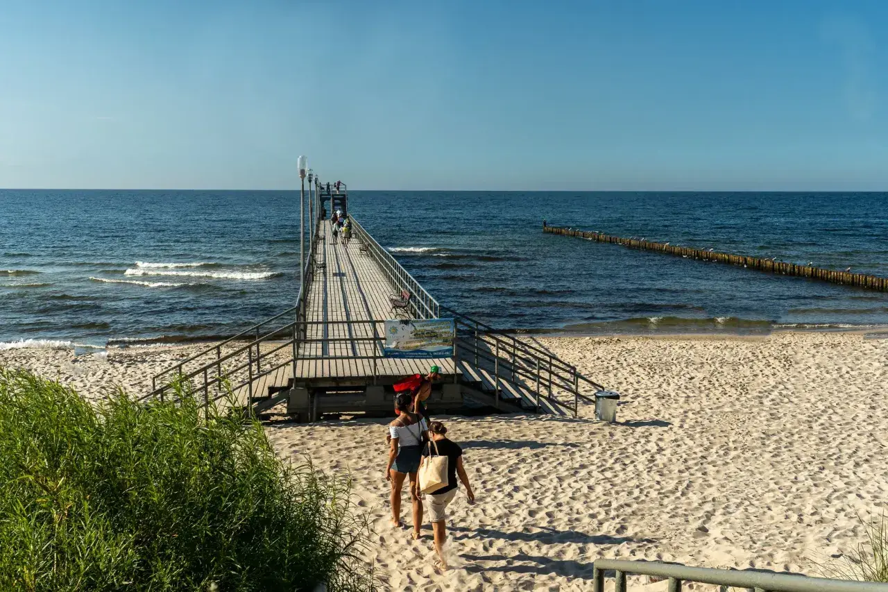 Spacerem po molo w Sianożętach, podziwiając morskie atrakcje i plażę.
