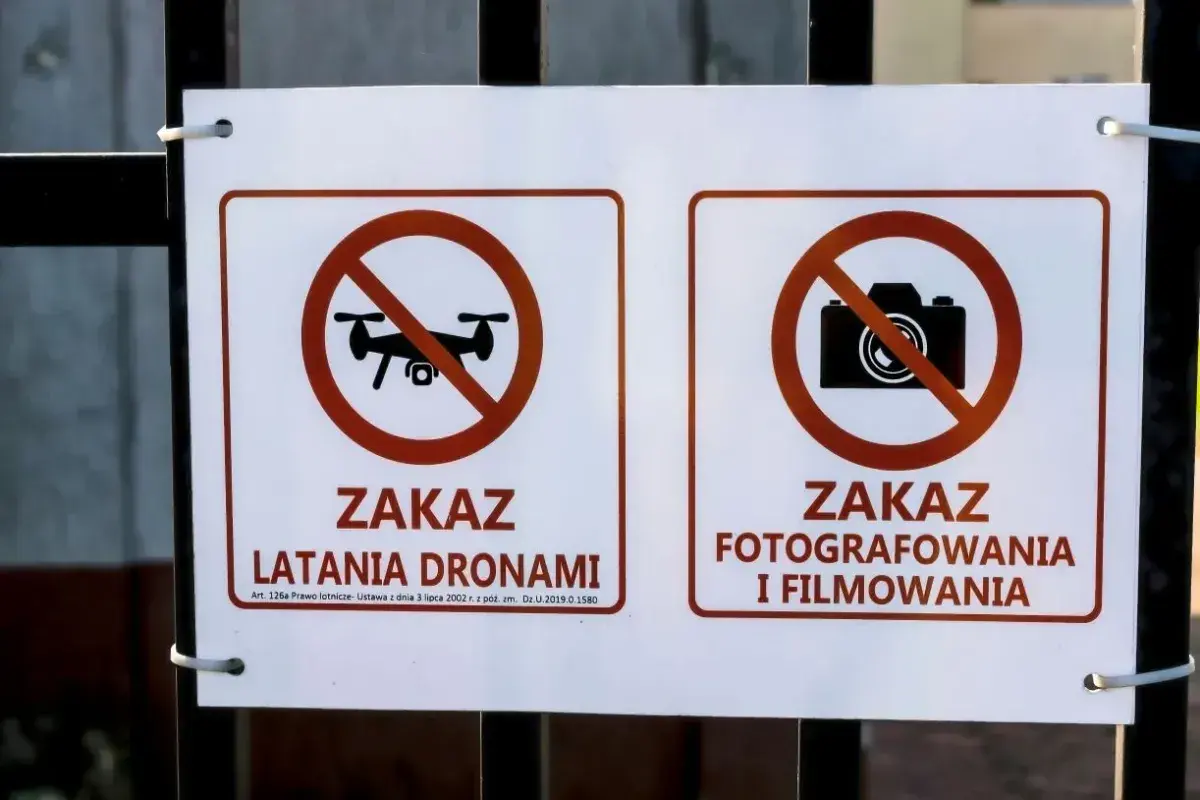 Tablica informuje o zakazie latania dronami i zakazie fotografowania i filmowania.