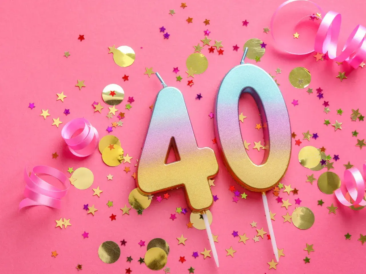 Velas con el número 40, confeti de estrellas y círculos dorados, y cintas rosas sobre fondo rosa. ¡Perfecto para frases 40 cumpleaños originales!