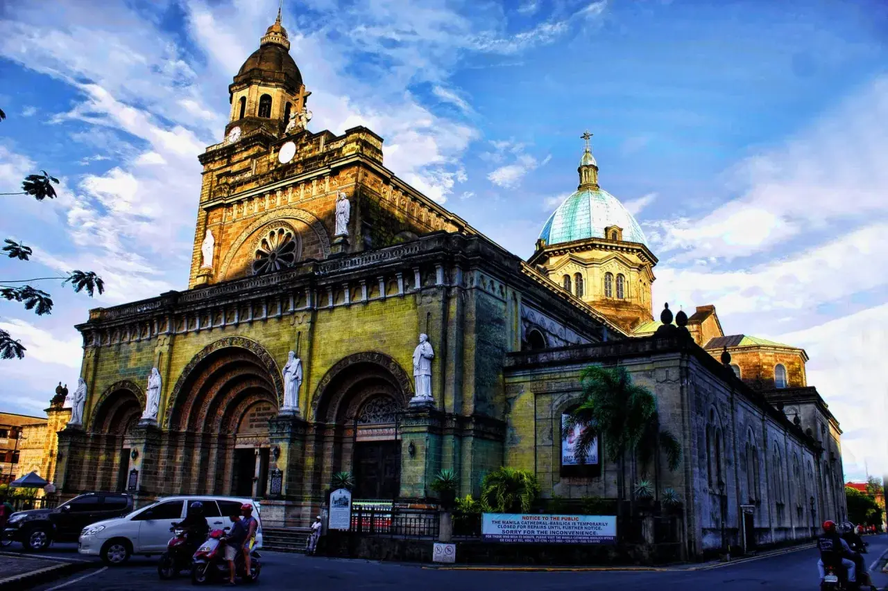 Majestatyczna bazylika na Filipinach, symbol religii i historii, z kopułą lśniącą w słońcu.