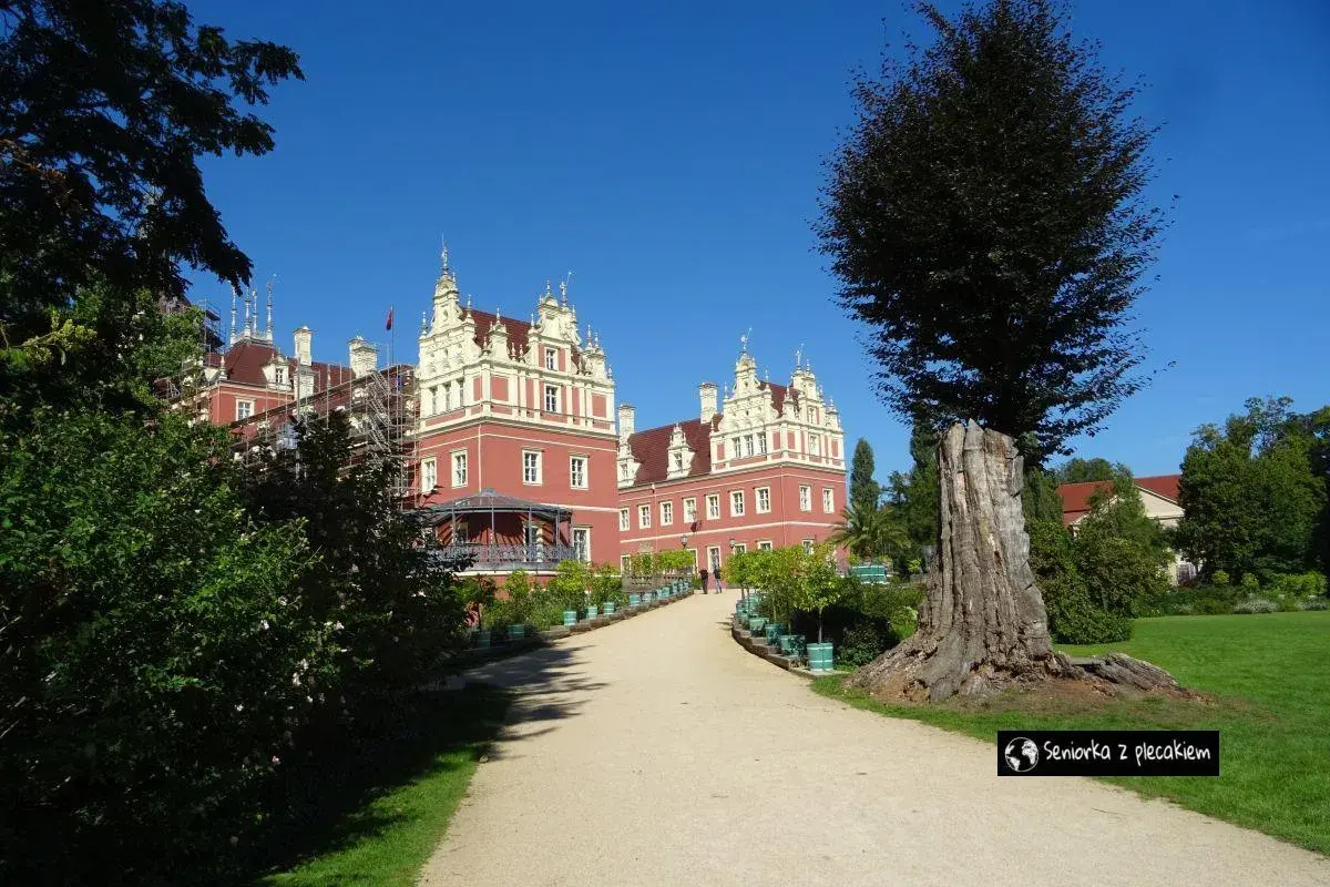 Piękny pałac w parku mużakowskim, idealne miejsce na zwiedzanie. Wspaniała architektura i zieleń.