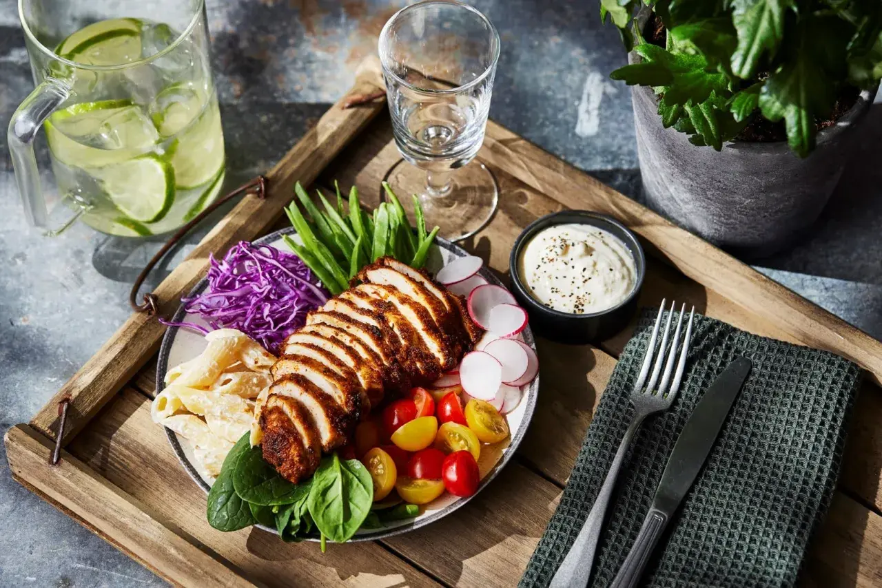 En läcker kycklingsallad med pasta, grönsaker och en krämig dressing. Ett perfekt kycklingsallad recept för en lätt lunch.