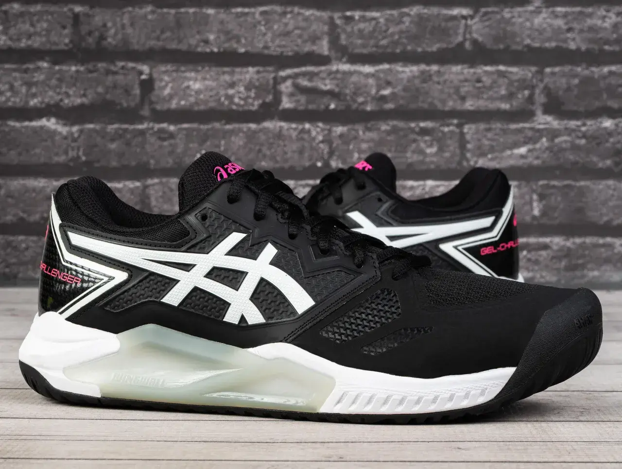 Scarpe da padel Asics Gel-Challenger 13 nere con dettagli bianchi e rosa acceso, pronte a sfidare ogni colpo.