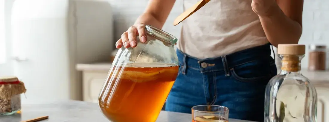 Kombucha napój: zdrowe właściwości i jak go przygotować w domu