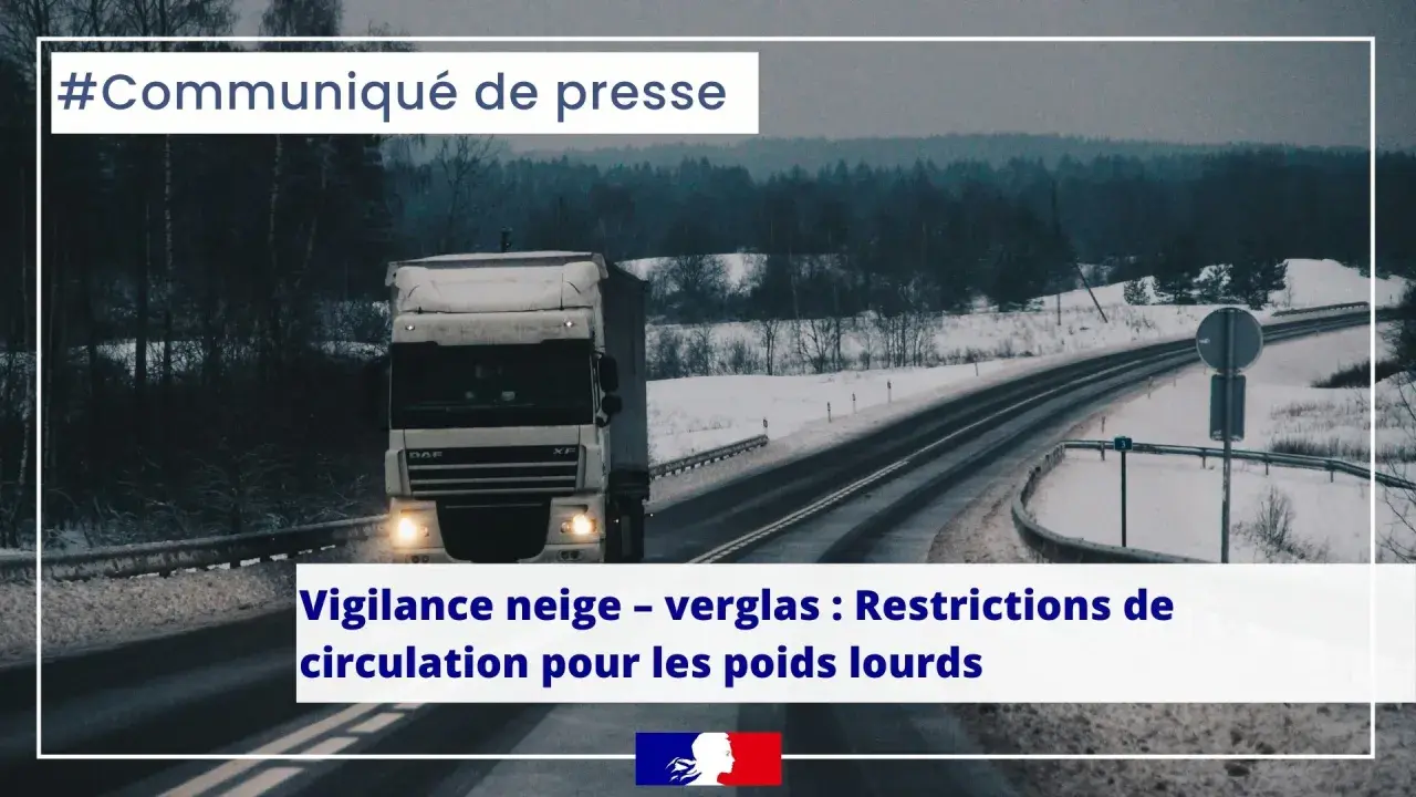 Camion sur route enneigée. Communiqué de presse annonçant des restrictions de circulation pour les poids lourds en raison de la vigilance neige et verglas.