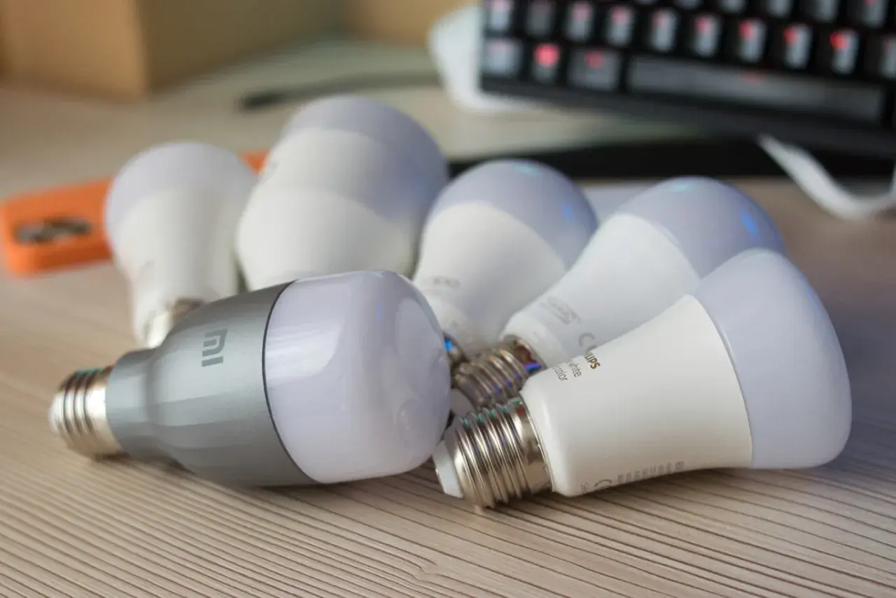 Varias bombillas inteligentes, incluyendo una Xiaomi y Philips, listas para mostrar como funcionan las bombillas inteligentes.