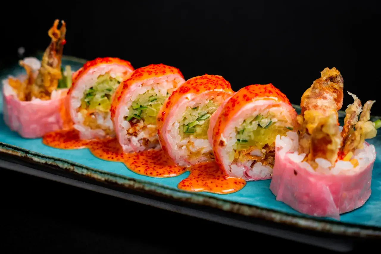 Roladki sushi z krewetką w tempurze i pikantnym sosem. Idealne z czym jeść sushi – z sosem, wasabi i imbirem.