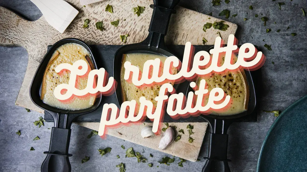 La raclette parfaite : quel est le meilleur fromage pour la raclette ? Du fromage fondu dans des poêlons, prêt à être dégusté.