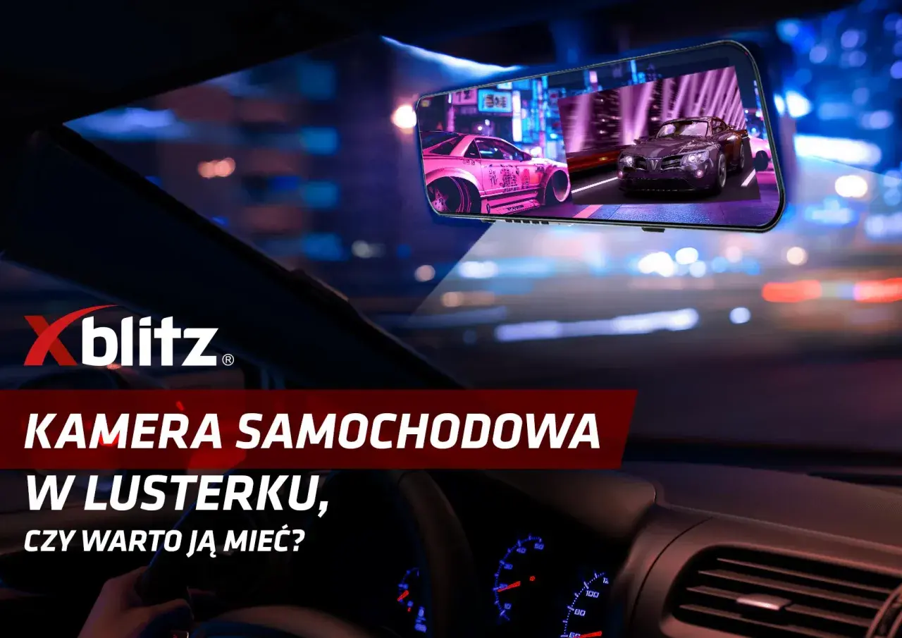 Kamera samochodowa w lusterku pokazuje nocną jazdę z neonowymi światłami miasta i tuningowanymi autami.
