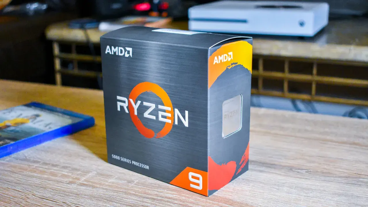 AMD Ryzen 9 5900X Box, bereit für den Test. Daneben liegt ein Blu-ray-Spiel.