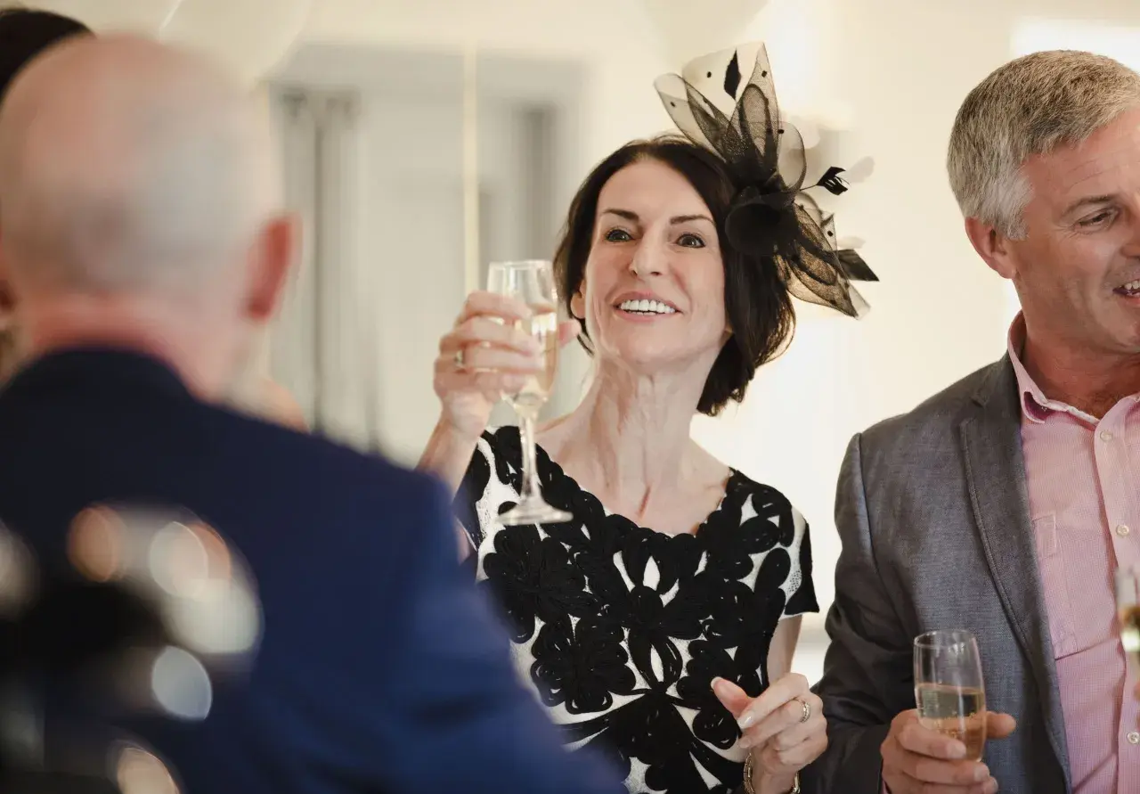 Jak ubrać się na wesele po 50? Klasa, komfort i pewność siebie.