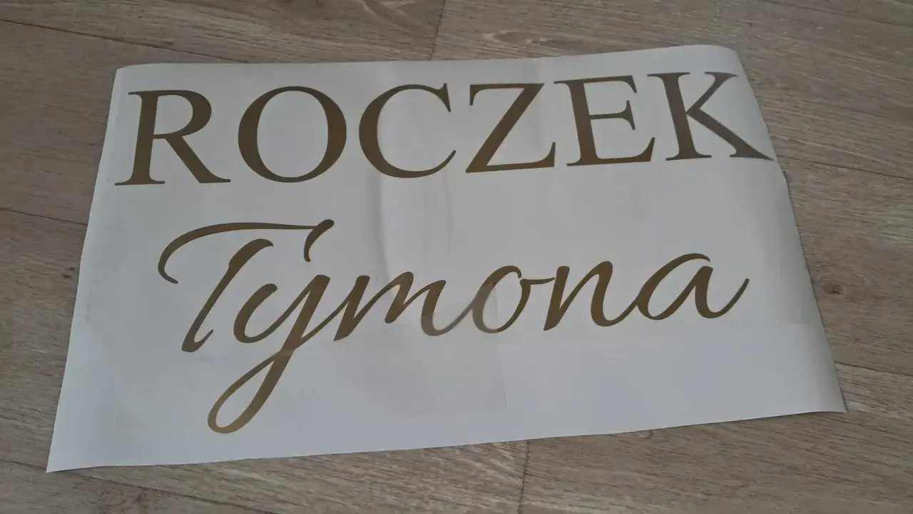 Złoty napis na urodziny: Roczek Tymona. Idealny na pierwsze urodziny malucha!