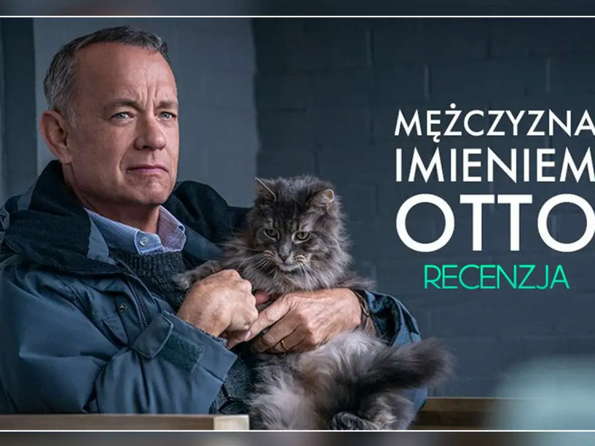 Mężczyzna imieniem Otto, grany przez Toma Hanksa, trzyma na rękach puszystego kota.