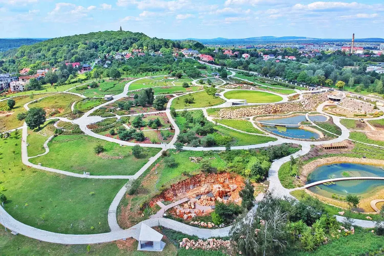 Ogród Botaniczny w Kielcach, idealne miejsce na spacer i odkrywanie atrakcji turystycznych.