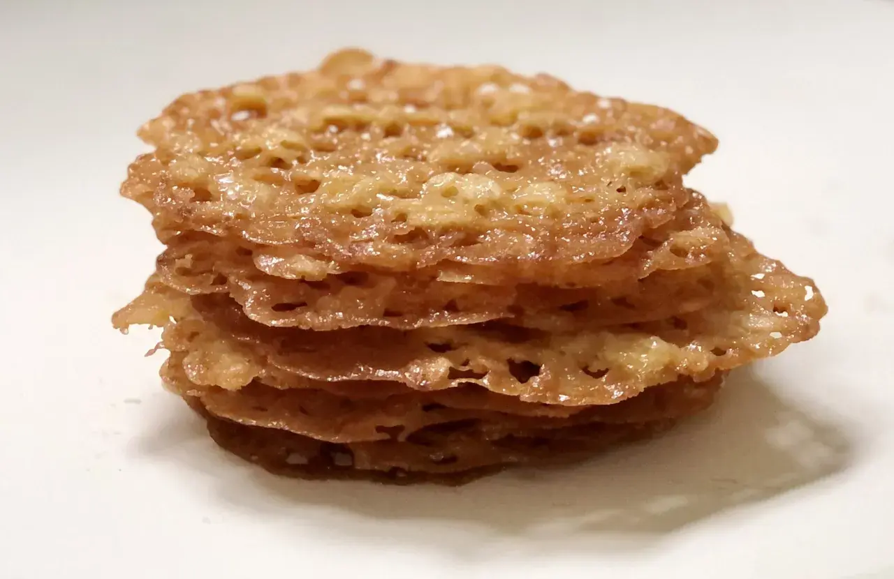 En stapel krispiga havreflarn, perfekta för ett enkelt havreflarn recept.