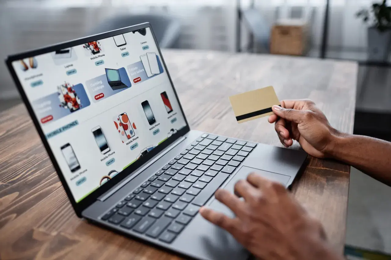 Przykłady propozycji wartości w e-commerce: przeglądanie ofert telefonów i laptopów na stronie sklepu, gotowość do zakupu z kartą płatniczą.